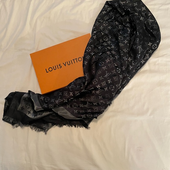 NWOT. Louis Vuitton black/metallic silk scarf/shawl. Comes with box. Never worn - Picture 3 of 4